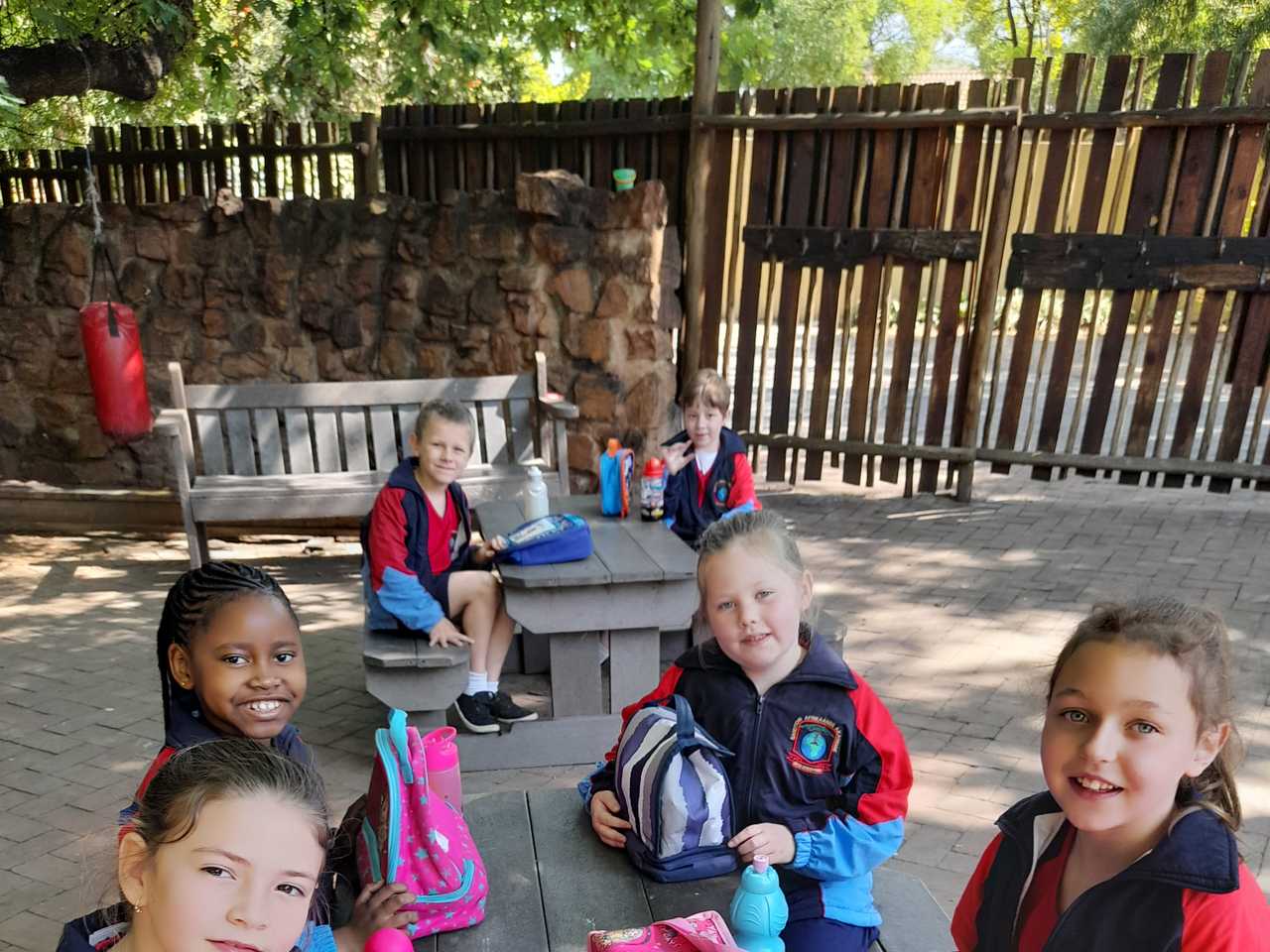 children-eating-lunch-outside